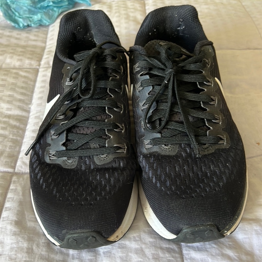7 1/2 Nike zoom, black and white sneakers missing both insoles